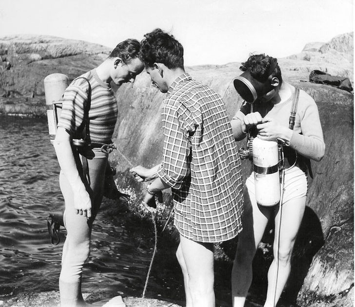 Billedet fra 1947 forestiller to dykkere, som skal til at teste Bengt Börjessons opfindelse med helmaske. Apparatet kaldes for “maveonde”, fordi flasken oprindeligt var anbragt på maven. Ekspedition Rødehavet - deltagere mødes 40 år efter