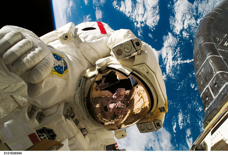 Astronauterne mener, at den største forskel på at træne space walk i poolen og at gøre det i kredsløb er, at udsigten er bedre i rummet. Space walk under vandet – NASA Neutral Buoyancy Laboratory