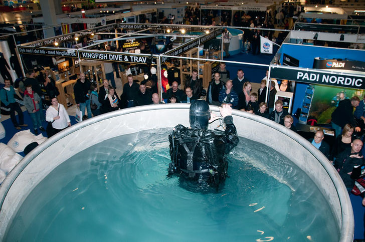 Frømandskorpset demonstrerede i tanken. Her har frømanden afmonteret sit iltapparat og er på vej op af stigen, på samme måde, som når de entrer et skib fra vandet. Copenhagen Diveshow 2009 – Krise? Hvaffor en krise?