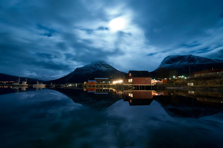 Foldvik er et perfekt udgangspunkt for dem, der gerne vil udforske vraget efter Dronning Maud. Hinsides Narvik – blandt spækhuggere og vrag