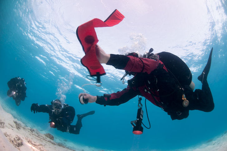 Der lægges stor vægt på, at alle øvelser udføres i demonstrationskvalitet og med perkekt trim. Alt optages på video, og den mindste fejl kommenteres. Unified Team Diving – Instruktør-crossover i ny DIR-organisation