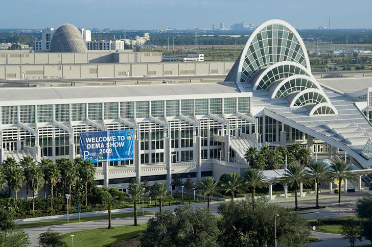 Messecenteret i Orlando Florida, hvor DEMA har fundet sted hvert andet år gennem i de seneste fem-seks år. Star Trek og iPhone på DEMA – årets gadget-nyheder