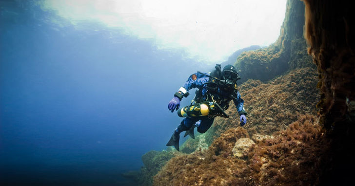 Selv på ukomplicerede fritidsdyk på lavt vand anbefaler organisationerne, at man dykker med en stageflaske til bailout. Poseidon Discovery CCR – hellukket sportsdykker-rebreather