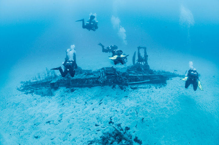 På menukortet over spændende vragdyk er der hele to flyvrag fra anden verdenskrig. Beaufort Fighter ligger på ryggen på 38 meter, blot ti minutters sejlads fra dykkercenteret. På menukortet over spændende vragdyk er der hele to flyvrag fra anden verdebnsk