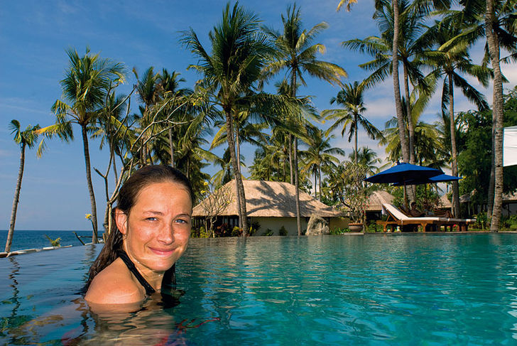 Siddhartha Dive Resort har en Infinity pool hvor bassinets vand rinder ud over kanterne og ser ud til at smelte sammen med horisonten.
Frem og til Bali – to resorts