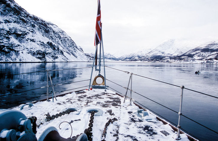 Royal Navy destroyer HMS Quorn på vej gennem den iskolde Kaafjord på jagt efter X5. X-factor – Eftersøgningen efter miniubåden X5