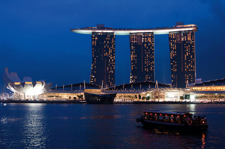 Et godt eksempel på, hvordan man med lang lukkertid og stativ kan fange et smukt bybillede (her i Singapore). Tag bedre feriebilleder
