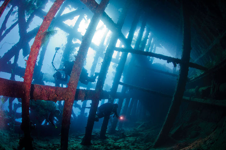Stemningsfuldt lys inde i vraket efter SS Ulysses, et dampskib, som også havde sejl. Fartøjet gik på grund på revet Gobal Seghir i 1887 og ligger nu med den smadrede forende på lavt vand og den mere intakte agterstævn på 29 meters dybde. Ægypten – verdensklasse lige rundt om hjørnet