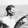 Dennis Österlund holder et eksemplar af de frygtede barracudaer. Billedet blev taget under Eksepedition Rødehavet i 1955. Ekspedition Rødehavet - deltagere mødes 40 år efter