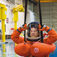 Astrunauterne hejses ud og ind af poolen i en af kranerne. Der er ikke vægtløshed over vandet... Space walk under vandet – NASA Neutral Buoyancy Laboratory