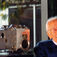 JYC i en sen alder med et af sine første 35 mm-kameraer til undervandsfilmbrug. Jacques-Yves Cousteau - 100 år