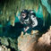 Vi anbragte en slaveblitz mellem Dannys flasker. Den pegede bagud og oplyste de dele af hulen, som jeg ikke kunne nå med mine egne blitzer. I den hule hånd – Full cave i Mexico