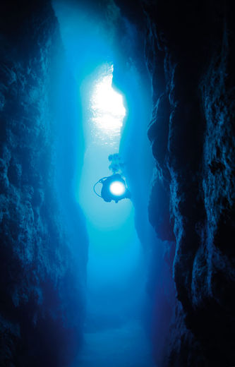 MOTIV Coming through
STED Inland Sea, Gozo
UDSTYR Nikon D80, Nikon 10,5 mm fisheye, omgivende lys
EKSPONERING f/3,2, 1/10 sek, ISO800
KOMMENTAR Ved at passere gennem sprækken kunne man bevæge sig fra den rolige lagune og komme lige ud i havet. Ronnie Svensson – under vands og i luften