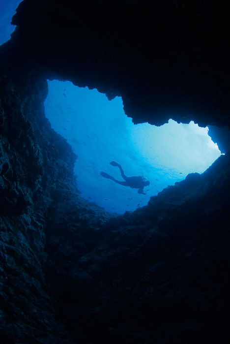 Man kan med god fantasi sammenligne The Cathedral med en stor, uformelig schweizerost med små grotter, tunneler og naturligvis den delvis åbne grotte, som formodentlig har givet stedet dets navn. Gran Canaria – i vådt og tørt
