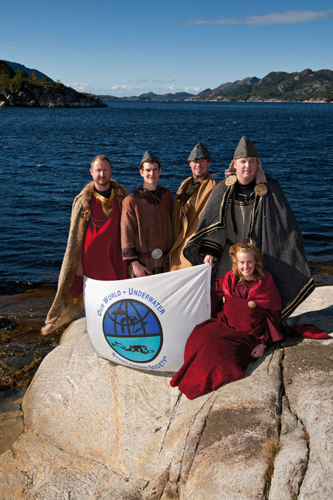 Under Nordic Photo Event på Gulen blev (fra v mod h) Lars Kirkegaard, Will Arlidge, Christian Skauge, Alex Mustard og Ingrid foreviget i vikingeantræk. OWUSS-scholarship – Ingrids dagbog december