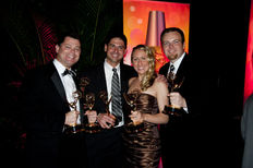 Gruppebillede fra Emmy Award Show. Billedet viser Becky Kagan Schott og David Schott sammen med Preston Rudie og Kevin Carlson. Filmklip fra Eagles Nest vinder Emmy