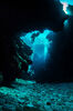 De åbne grotter og huler omkring øen Aka, byder på noget af det smukkeste og mest fantastiske dykning i verden.